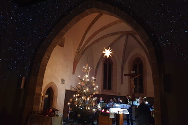 Stille Stunde unterm Christbaum